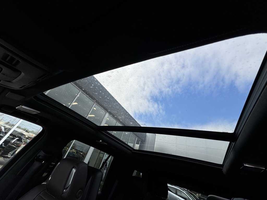 Certified 2022 Cadillac Escalade Premium Luxury Platinum w/ LPO, Radiant Package image 15