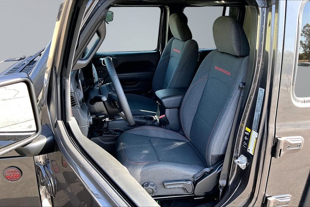 Used 2025 Jeep Wrangler Unlimited Rubicon w/ Convenience Group AWD/4WD image 3