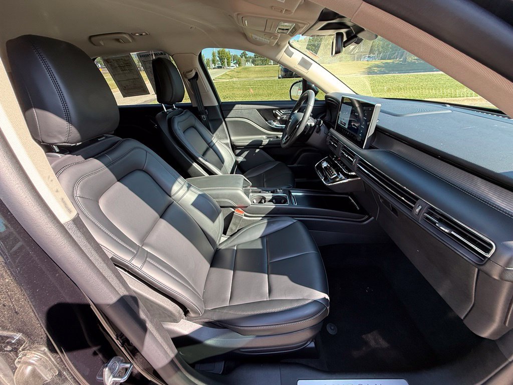 Used 2025 Lincoln Corsair AWD image 40