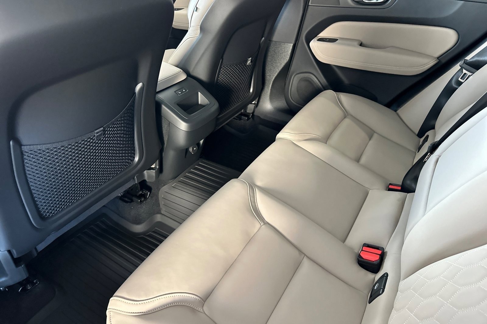 New 2026 Volvo XC60 B5 Plus w/ Climate Package image 4