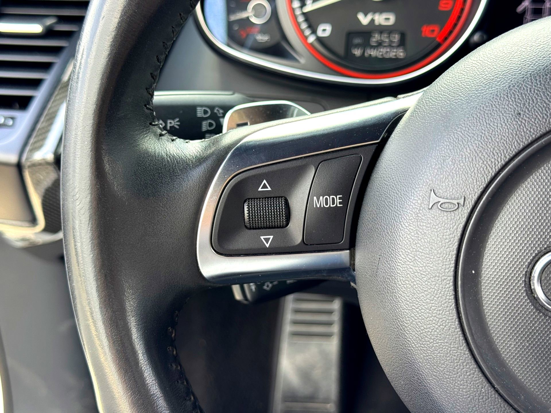 Used 2011 Audi R8 V10 w/ Enhanced Leather Pkg image 32