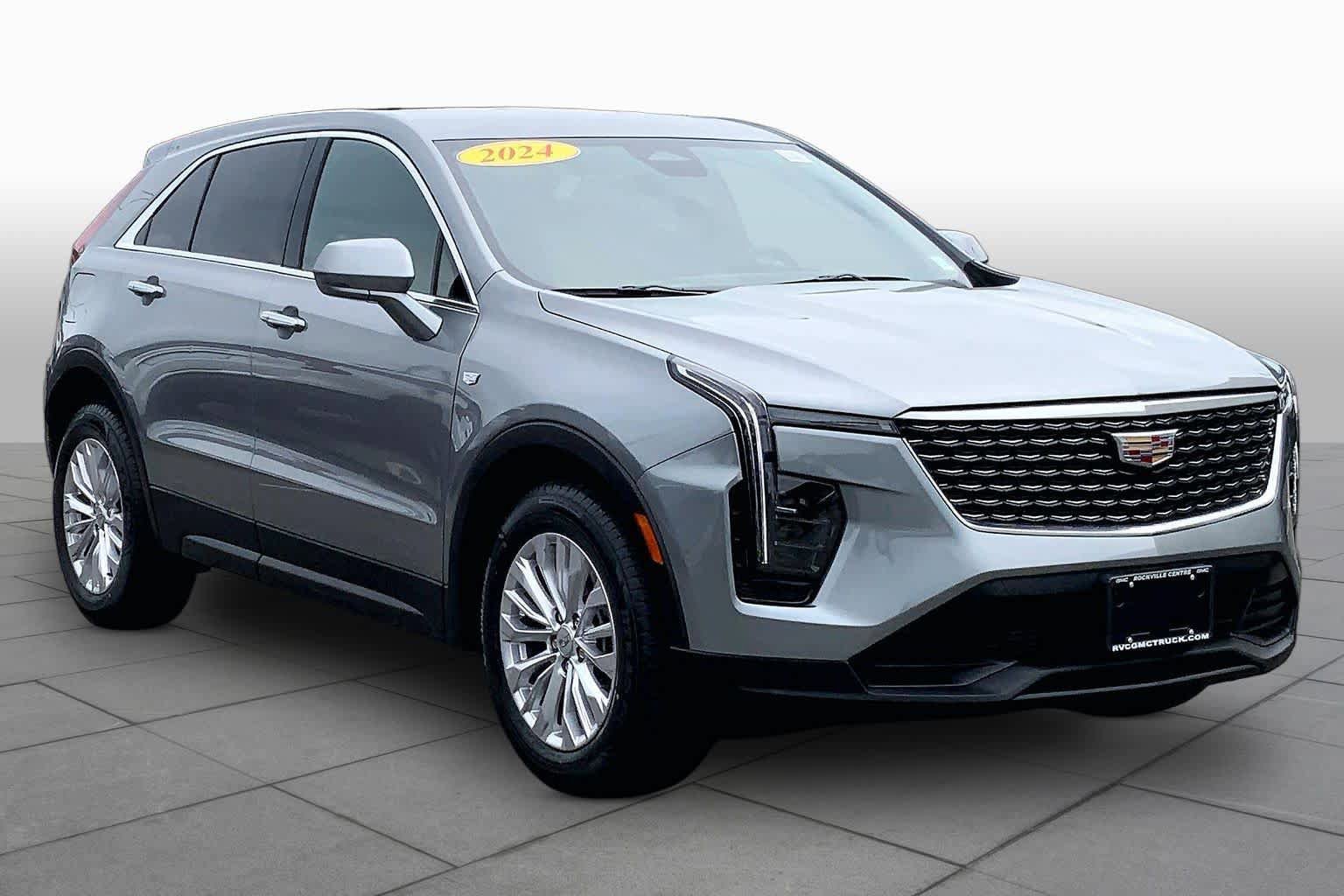 Used 2024 Cadillac XT4 Luxury w/ Cold Weather Package FWD image 3