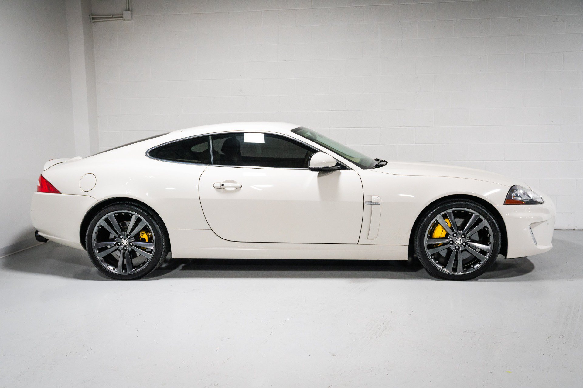 Used 2010 Jaguar XK Coupe RWD image 2