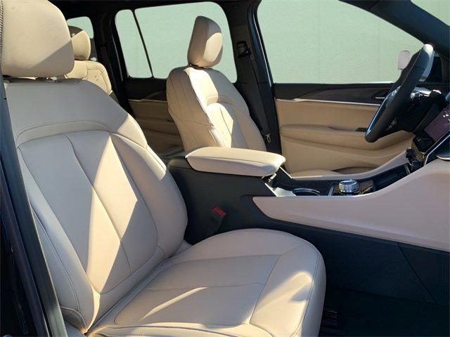 New 2025 Jeep Grand Cherokee Limited w/ Black Appearance Package image 32