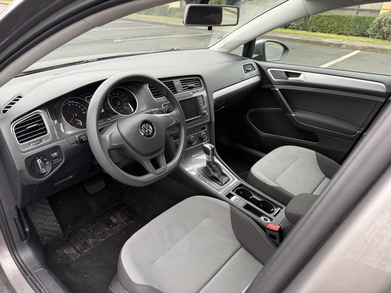 Used 2016 Volkswagen e-Golf SE image 10