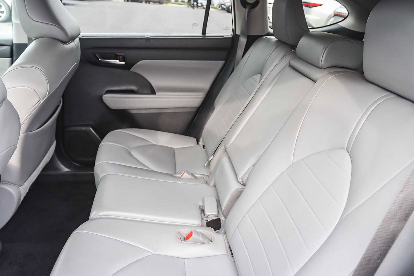 Used 2020 Toyota Highlander XLE image 18