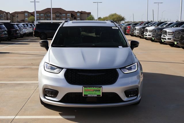 New 2026 Chrysler Pacifica Limited w/ Uconnect Theater Family Group FWD image 2