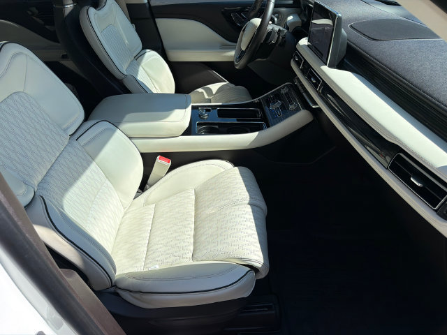 Used 2021 Lincoln Aviator Black Label Grand Touring w/ Class IV Trailer Tow Package AWD/4WD image 15
