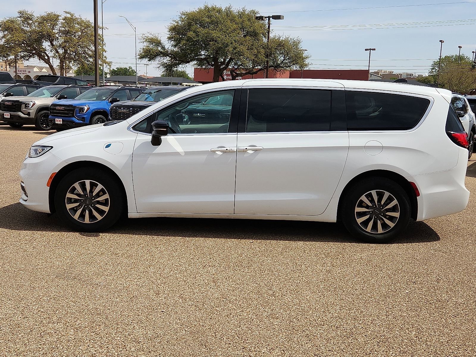 Used 2024 Chrysler Pacifica Select image 2