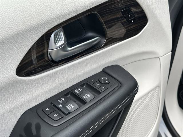 Certified 2024 Chrysler Pacifica Limited FWD image 12