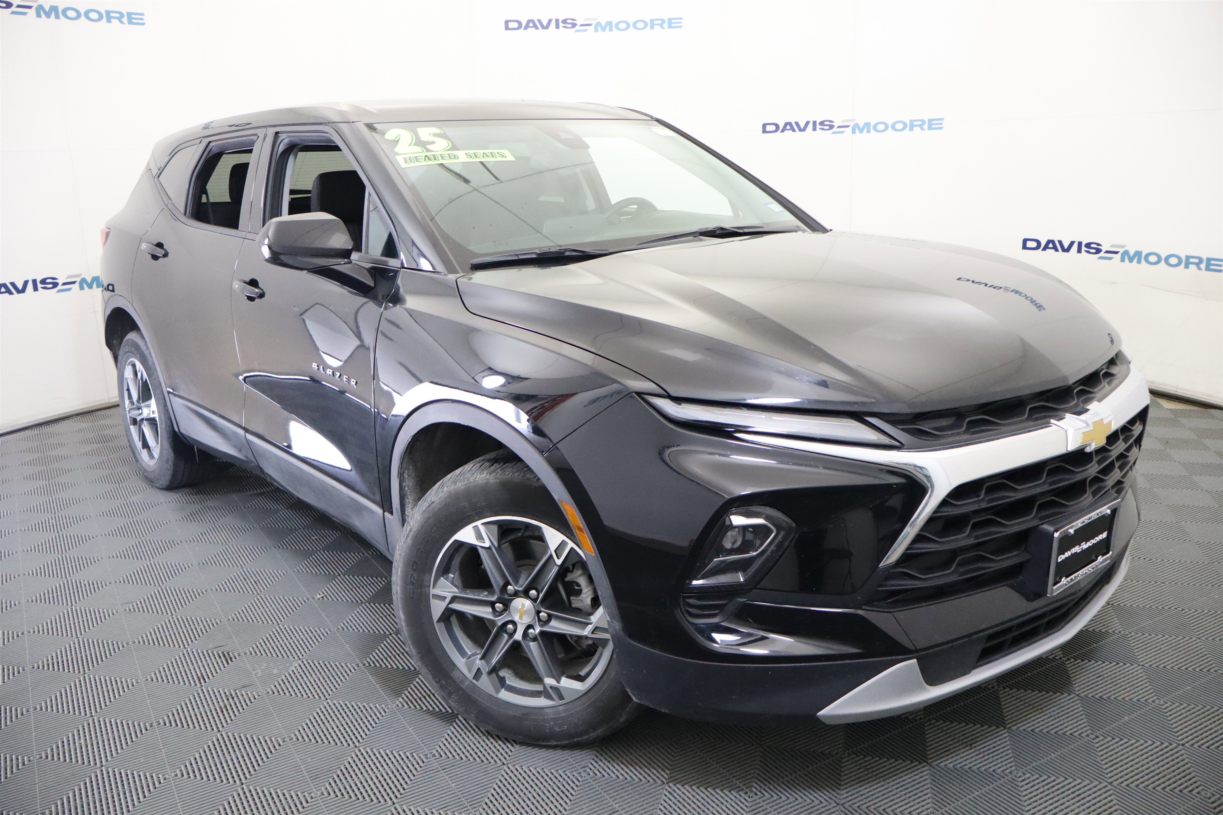 Used 2025 Chevrolet Blazer LT AWD/4WD image 2