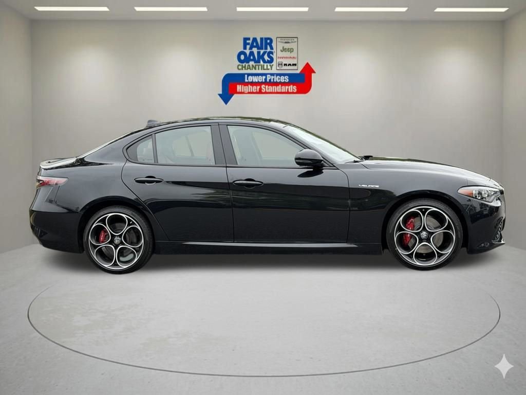 Used 2025 Alfa Romeo Giulia AWD w/ Veloce Package AWD image 5
