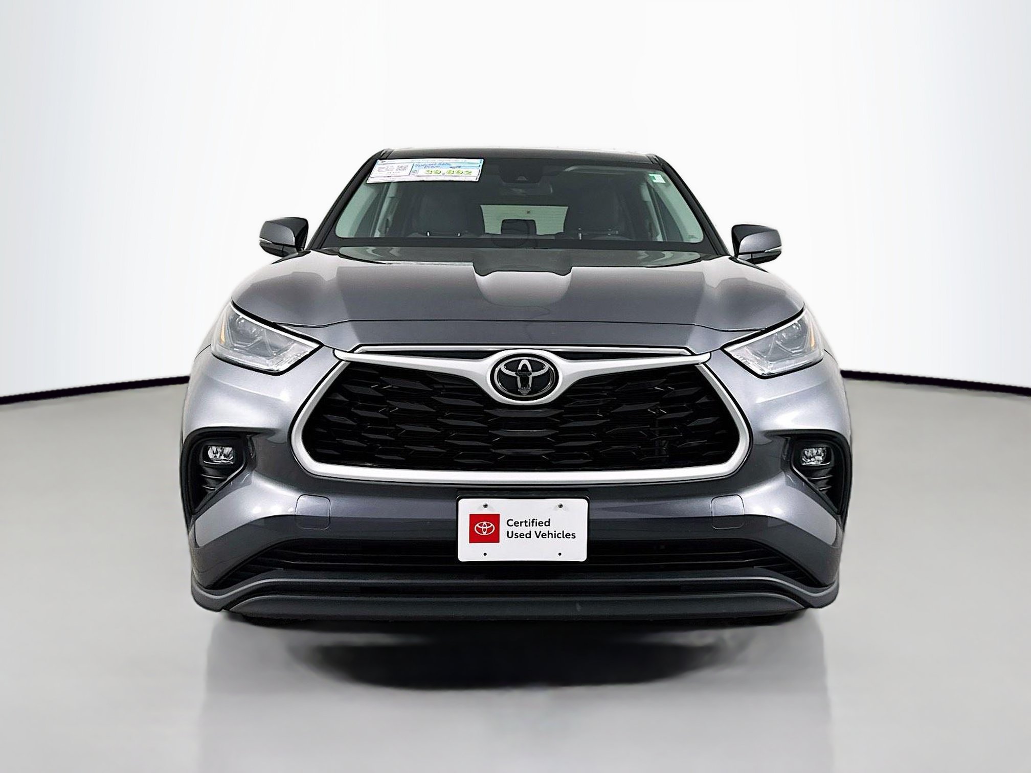 Used 2025 Toyota Highlander LE AWD/4WD image 2