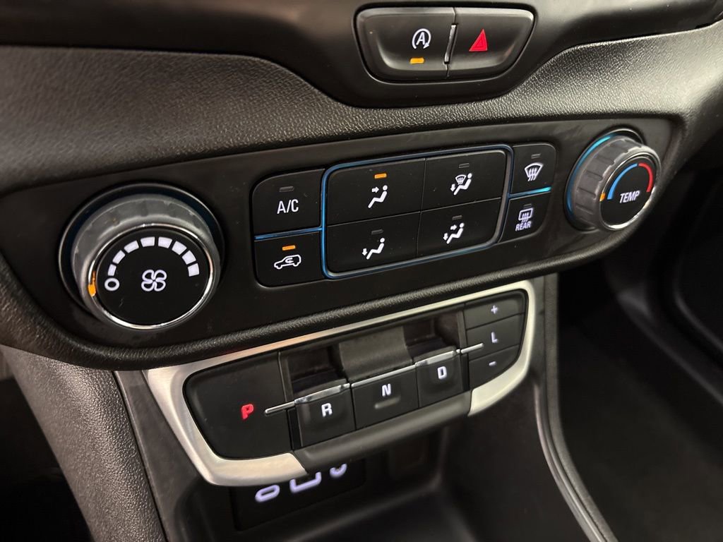 Used 2024 GMC Terrain SLE FWD image 33