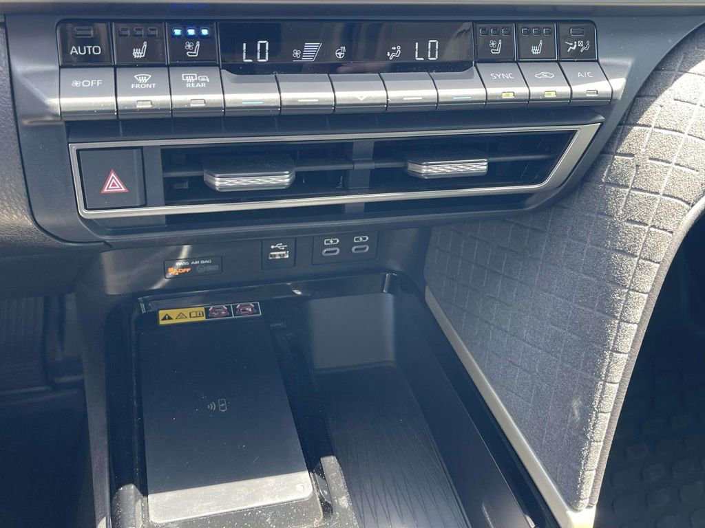 Used 2025 Toyota Camry XLE w/ Premium Plus Package image 27