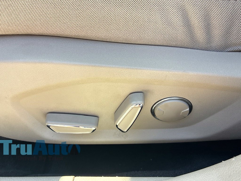Used 2018 Ford Fusion SE w/ Fusion SE Technology Package FWD image 25