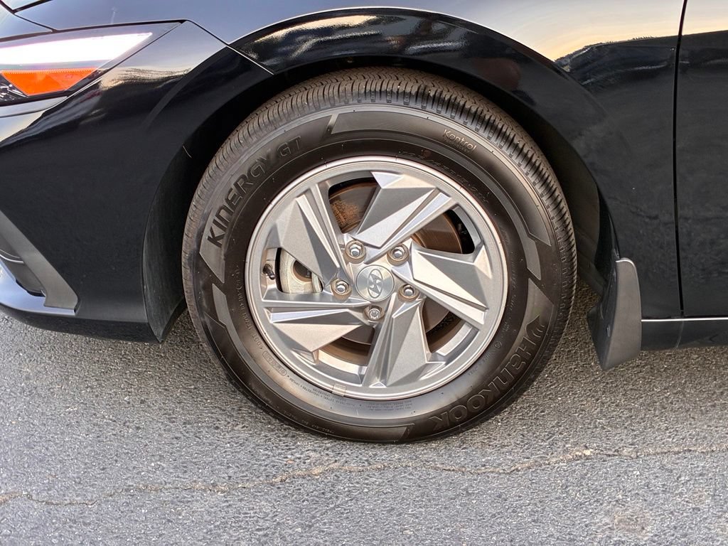 Used 2025 Hyundai Elantra SE FWD image 45