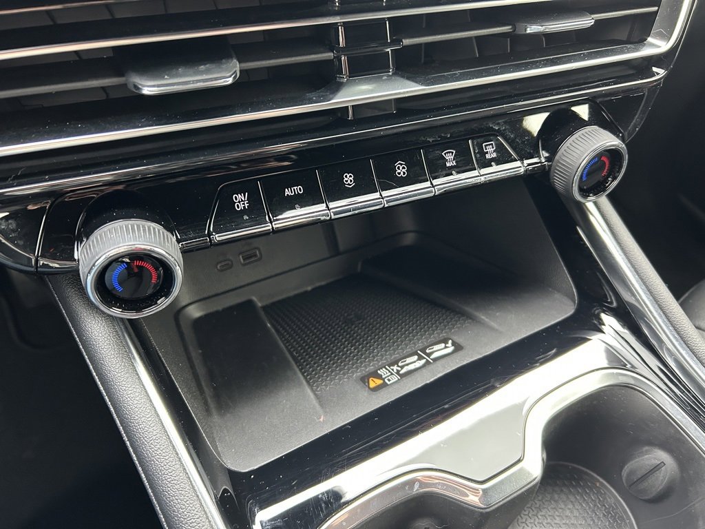 Used 2025 Chevrolet Traverse RS image 33