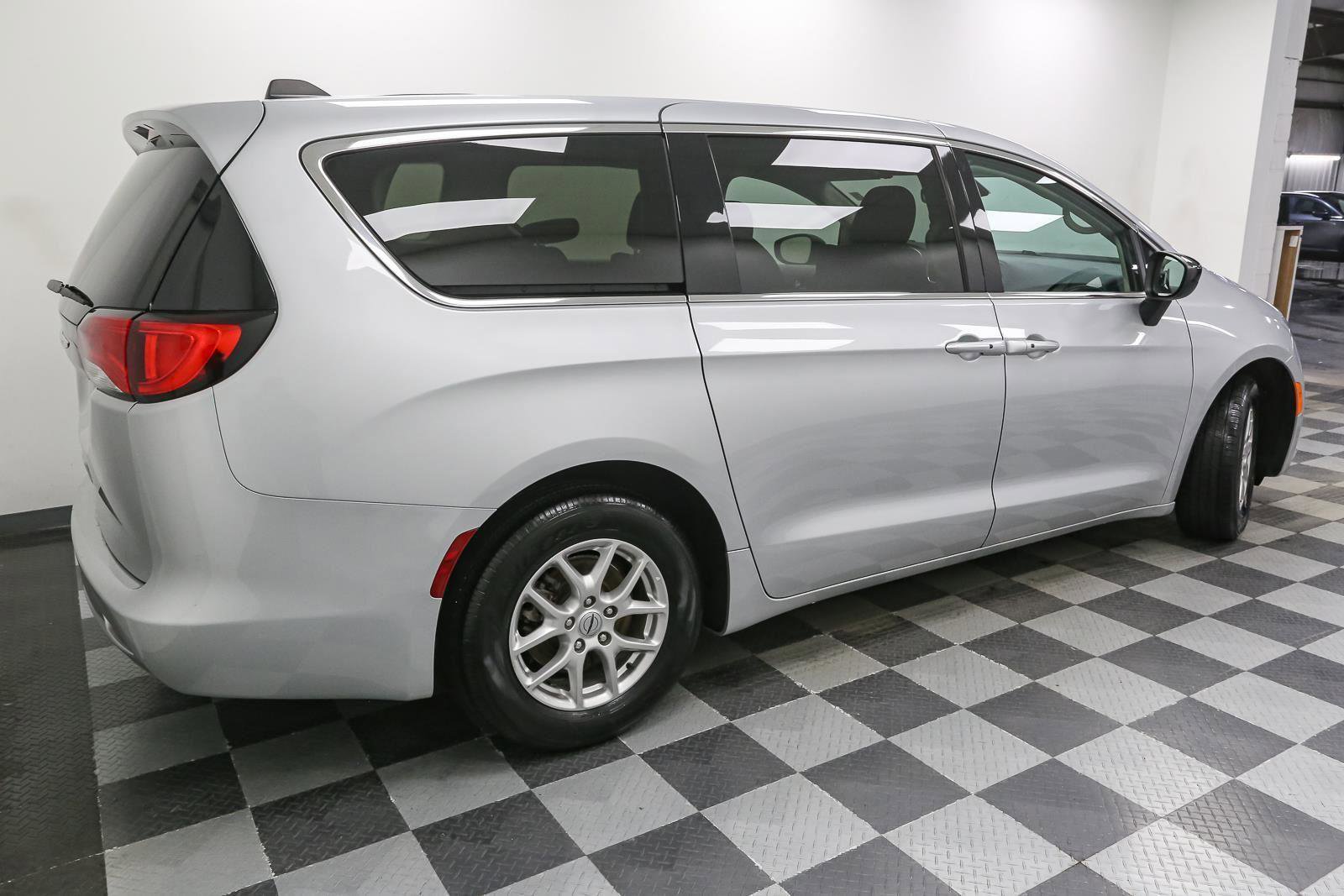 Used 2024 Chrysler Voyager LX image 8