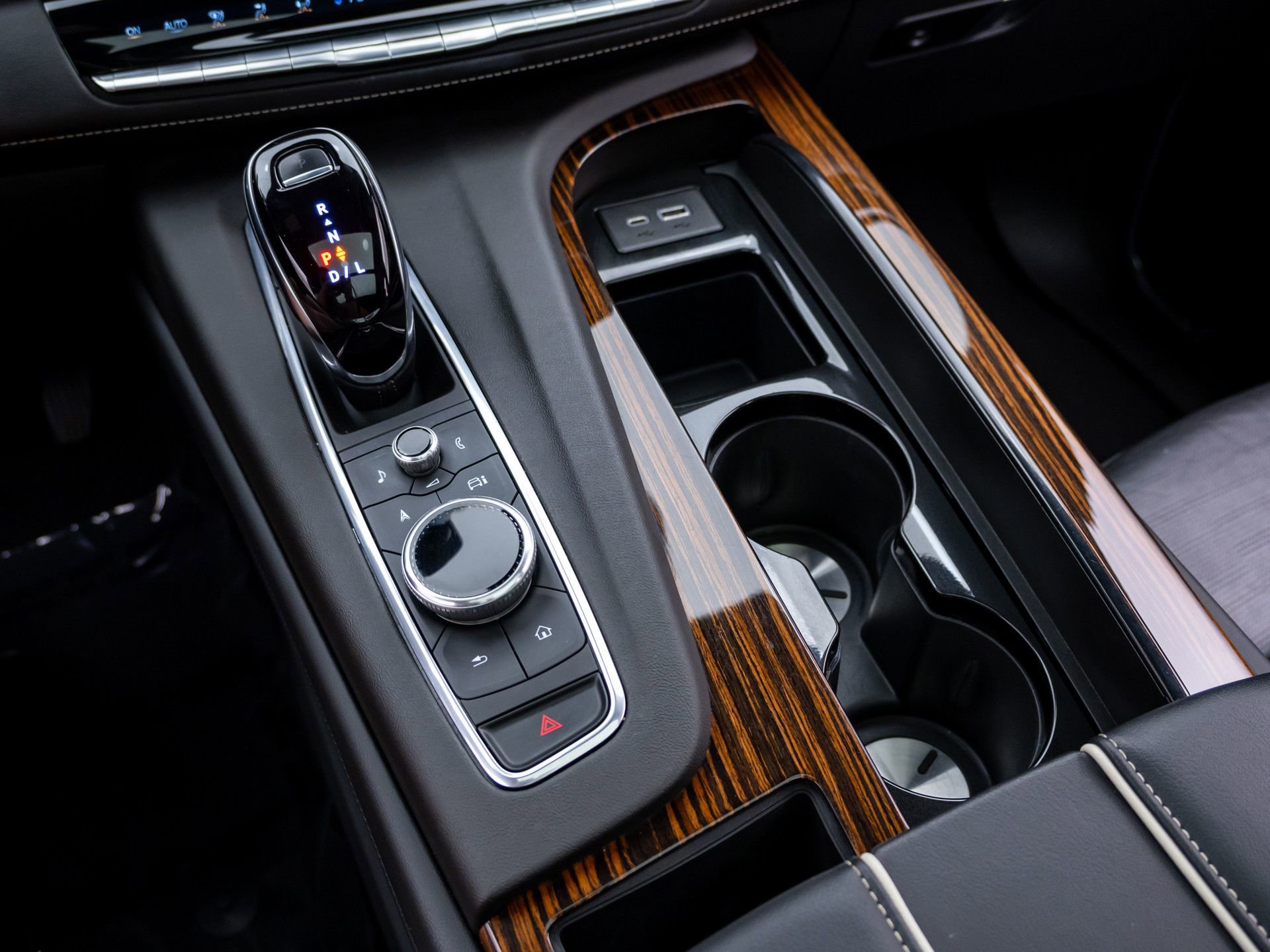 Certified 2021 Cadillac Escalade Premium Luxury AWD/4WD image 33