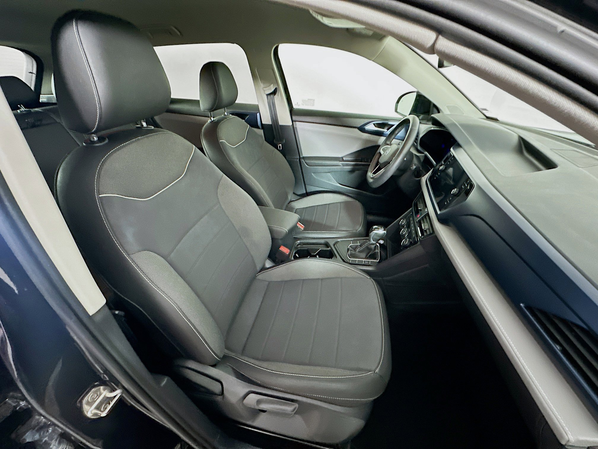 Used 2024 Volkswagen Taos SE image 29