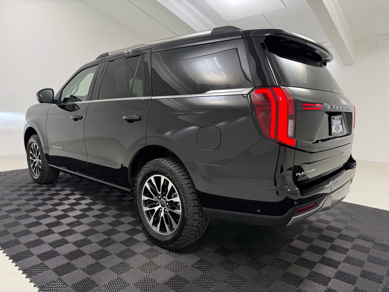 Used 2025 Ford Expedition Platinum AWD/4WD image 5