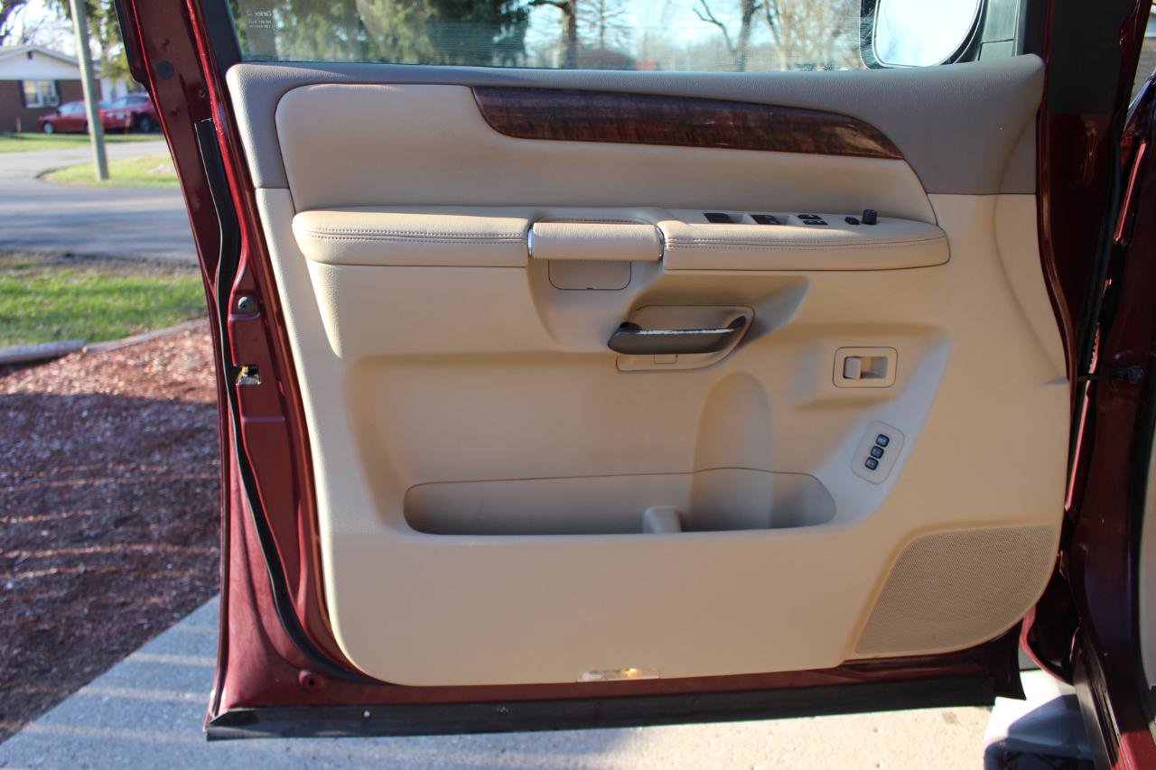 Used 2011 Nissan Armada Platinum w/ 2nd Row Captain Seat Pkg image 11