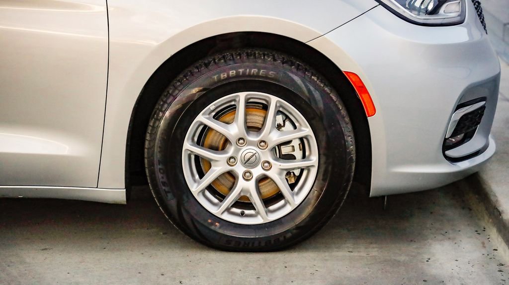 Certified 2024 Chrysler Pacifica Touring-L image 11