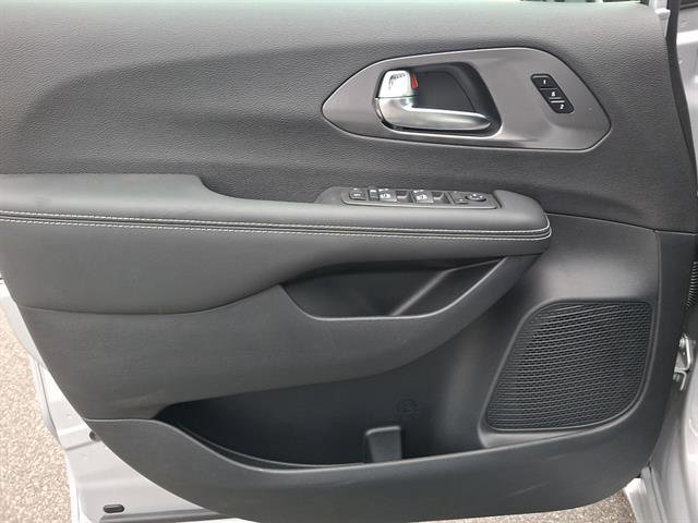 New 2026 Chrysler Pacifica Select image 10