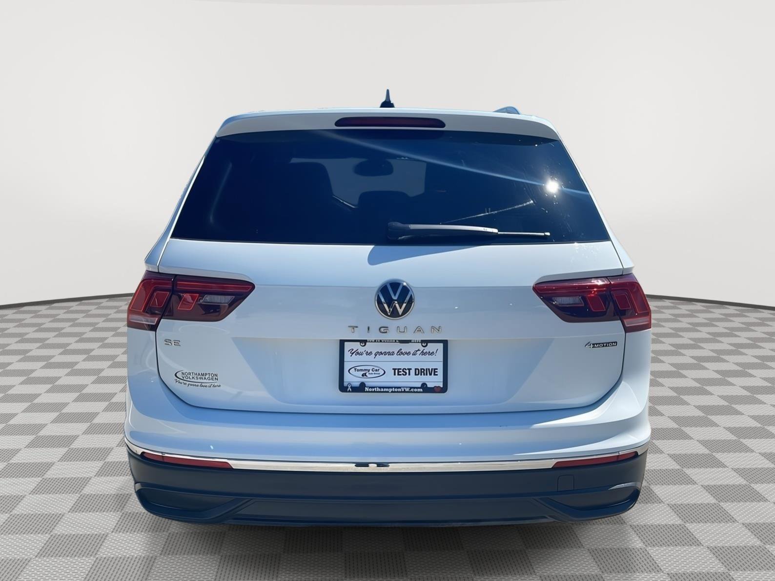 Used 2024 Volkswagen Tiguan SE w/ Panoramic Sunroof Package AWD/4WD image 6