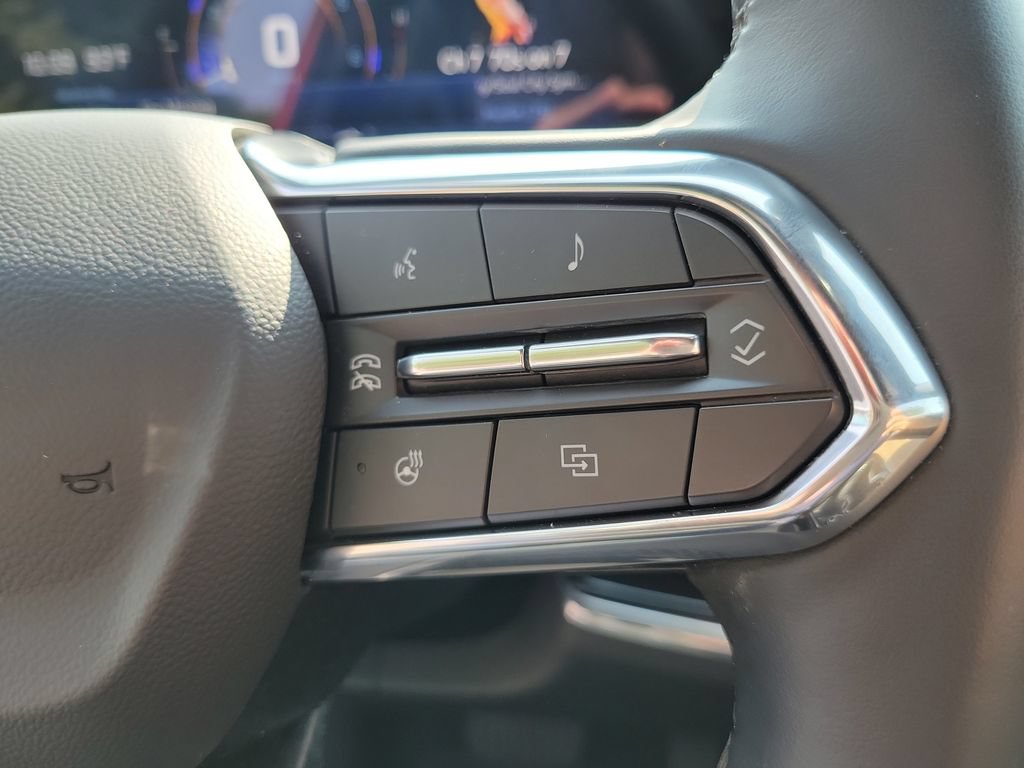 Used 2025 Chevrolet Equinox ACTIV w/ Safety and Technology Package AWD/4WD image 29
