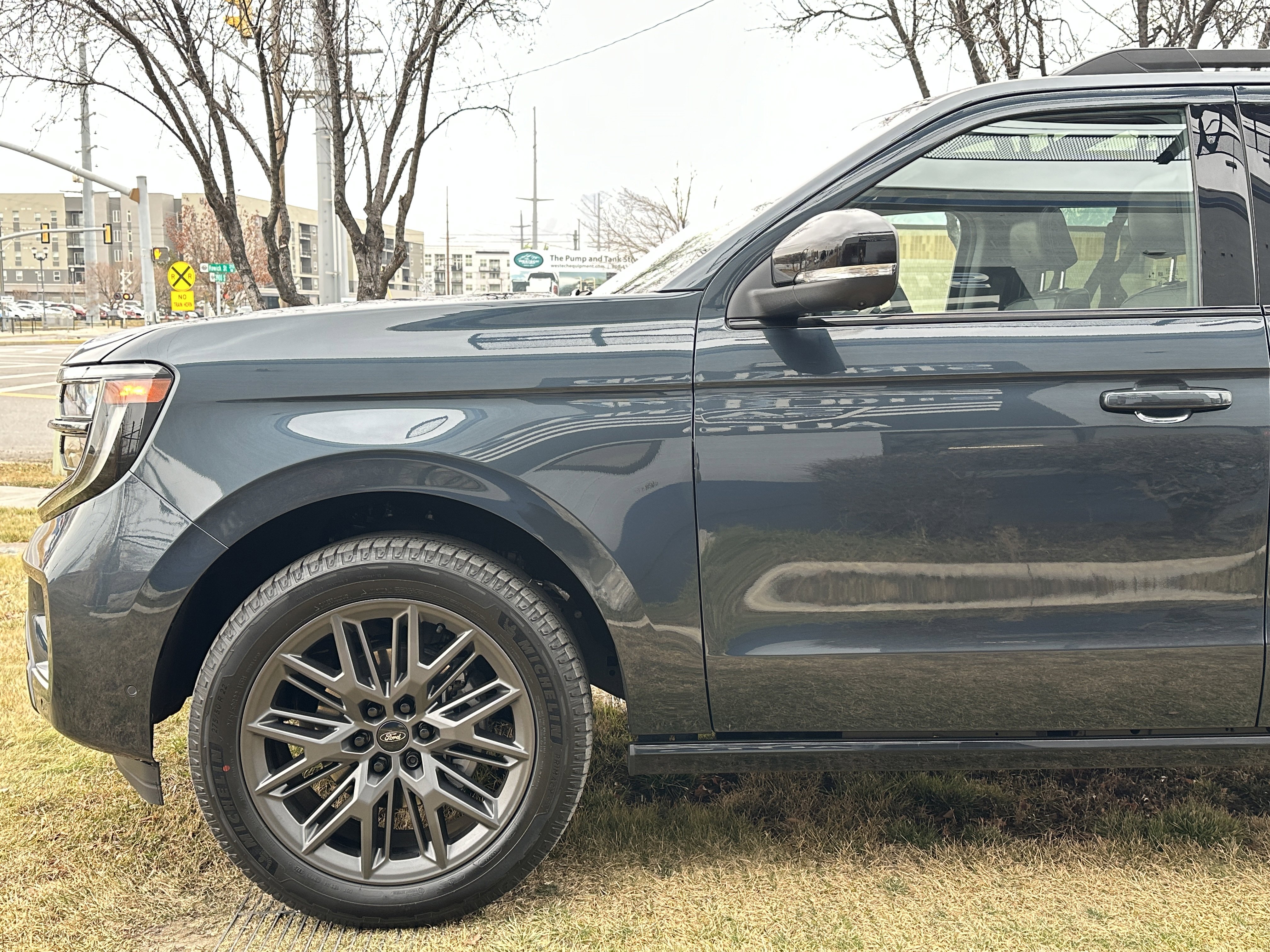 Used 2025 Ford Expedition Platinum w/ Stealth Appearance Package AWD/4WD image 10