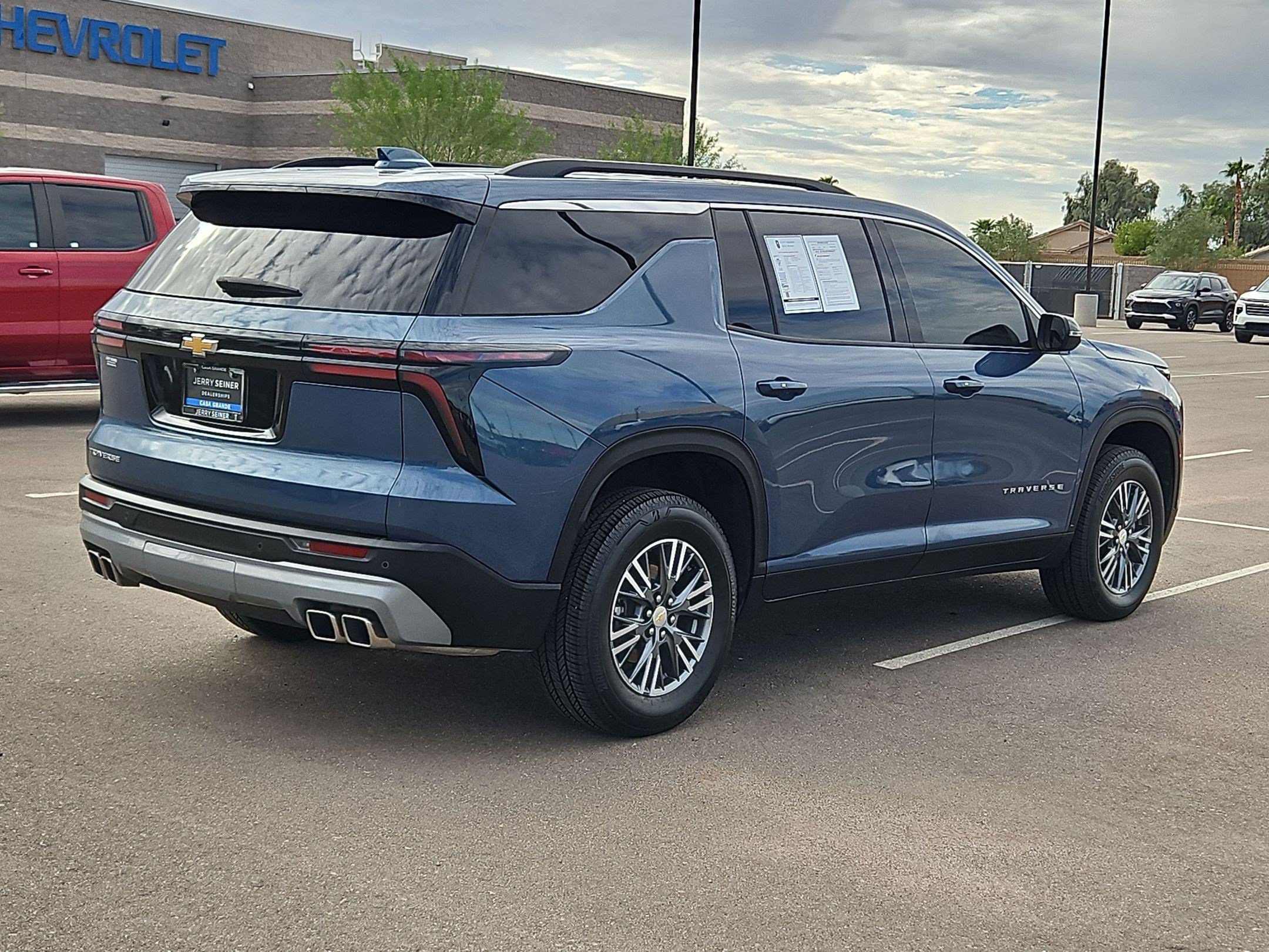 Used 2025 Chevrolet Traverse LT FWD image 5