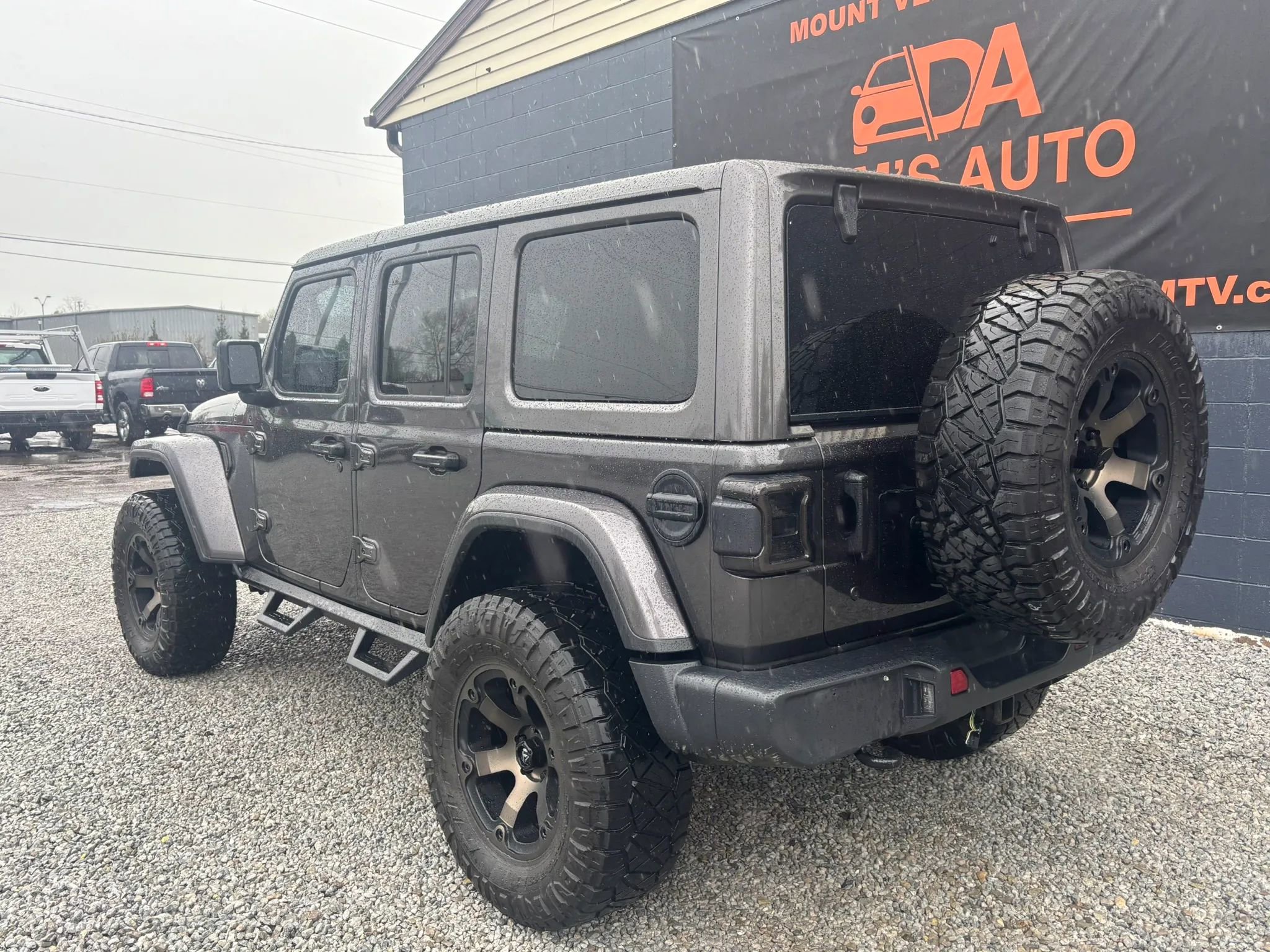 Used 2019 Jeep Wrangler Unlimited Sahara AWD/4WD image 3