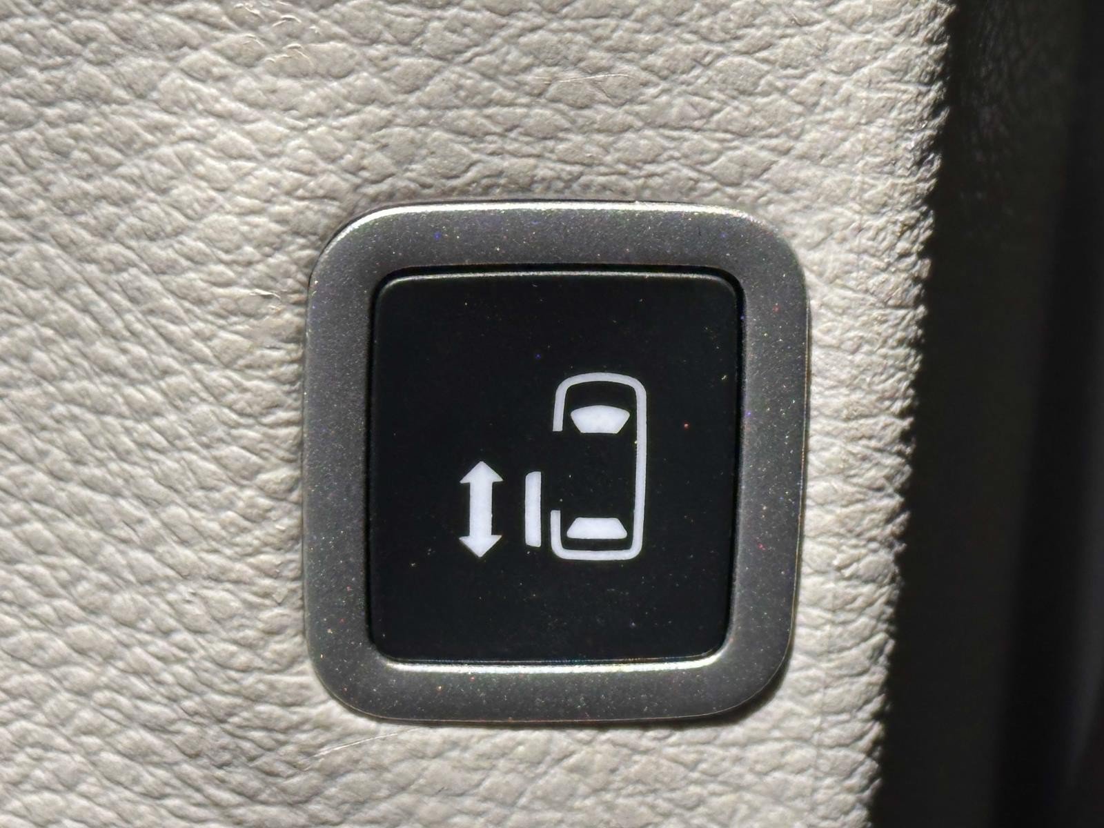 Used 2024 Chrysler Pacifica Touring-L FWD image 22
