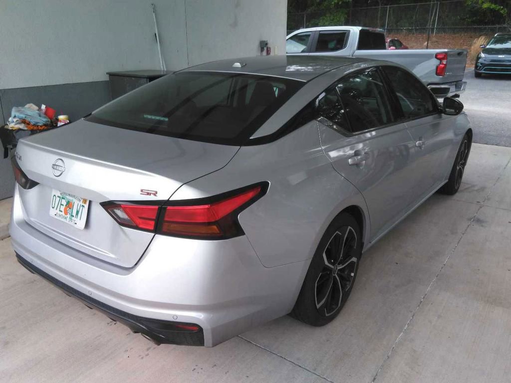 Used 2024 Nissan Altima 2.5 SR FWD image 9