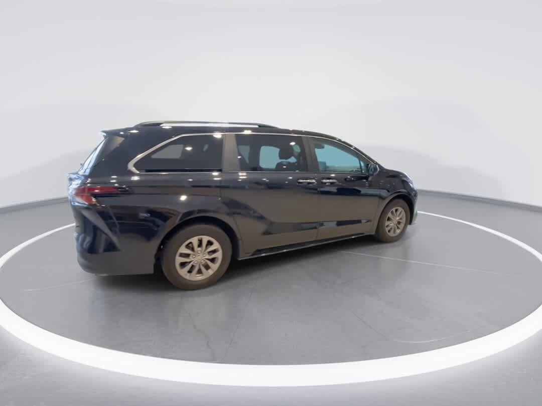 Used 2024 Toyota Sienna XLE AWD/4WD image 9