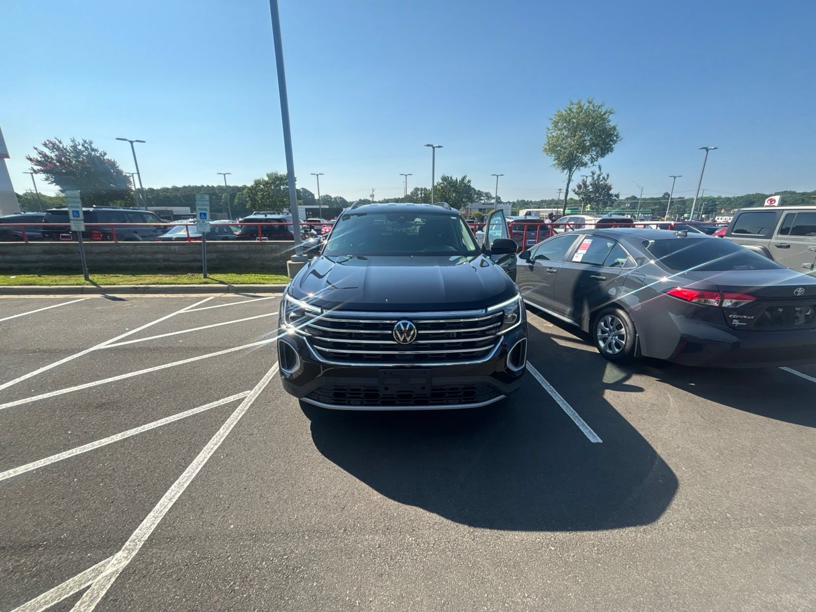 Used 2024 Volkswagen Atlas SE AWD/4WD image 1