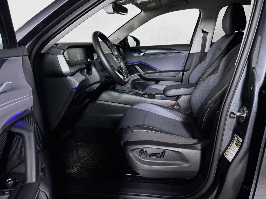Certified 2025 Volkswagen Tiguan SE FWD image 12