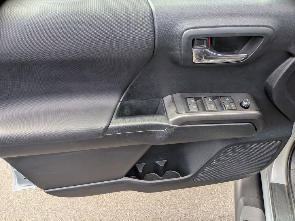 Used 2018 Toyota Tacoma TRD Sport AWD/4WD image 9