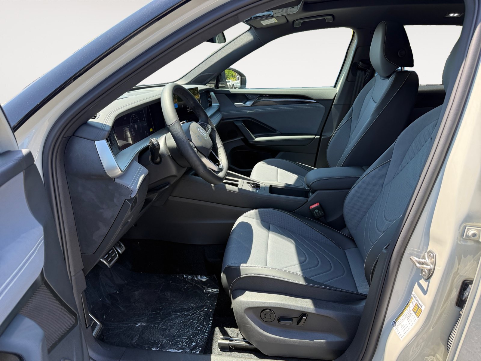 New 2026 Volkswagen Tiguan SE R-Line FWD image 10