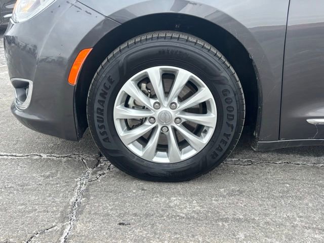 Used 2018 Chrysler Pacifica Touring-L Plus image 10