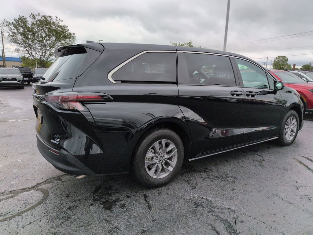Used 2024 Toyota Sienna LE FWD image 5