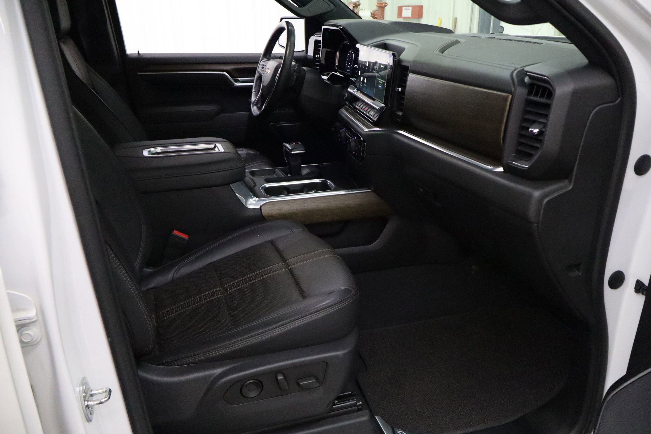 Used 2022 Chevrolet Silverado 1500 High Country w/ Technology Package image 29