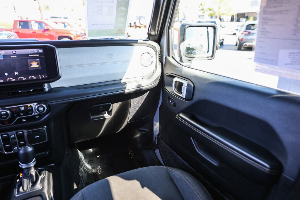 Used 2024 Jeep Wrangler Unlimited Sahara AWD/4WD image 6