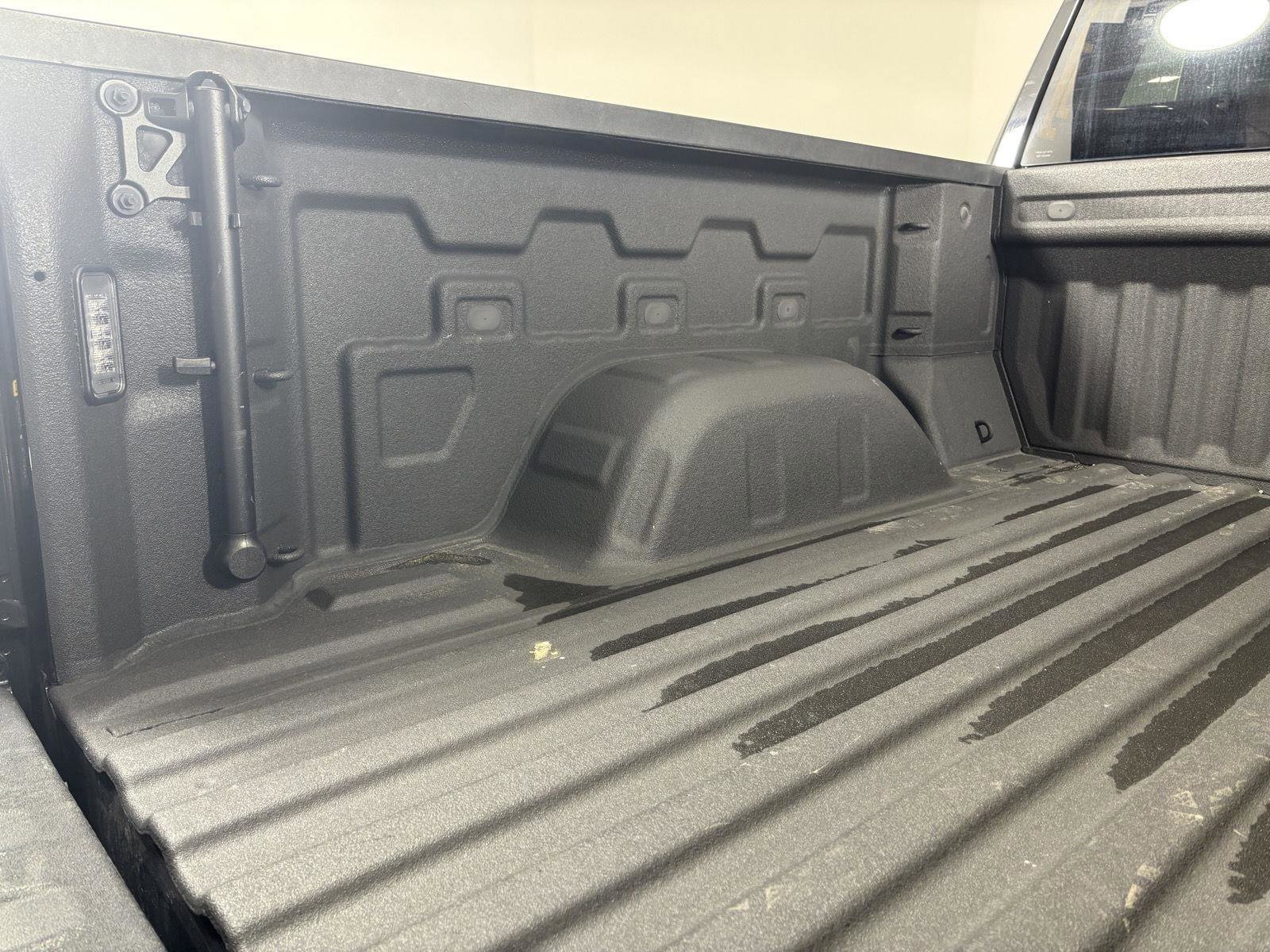 Used 2022 GMC Sierra 1500 AT4X image 8