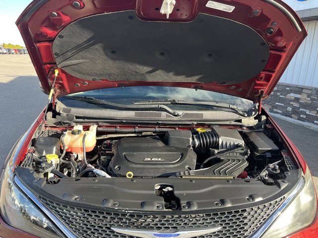 Used 2018 Chrysler Pacifica LX image 32