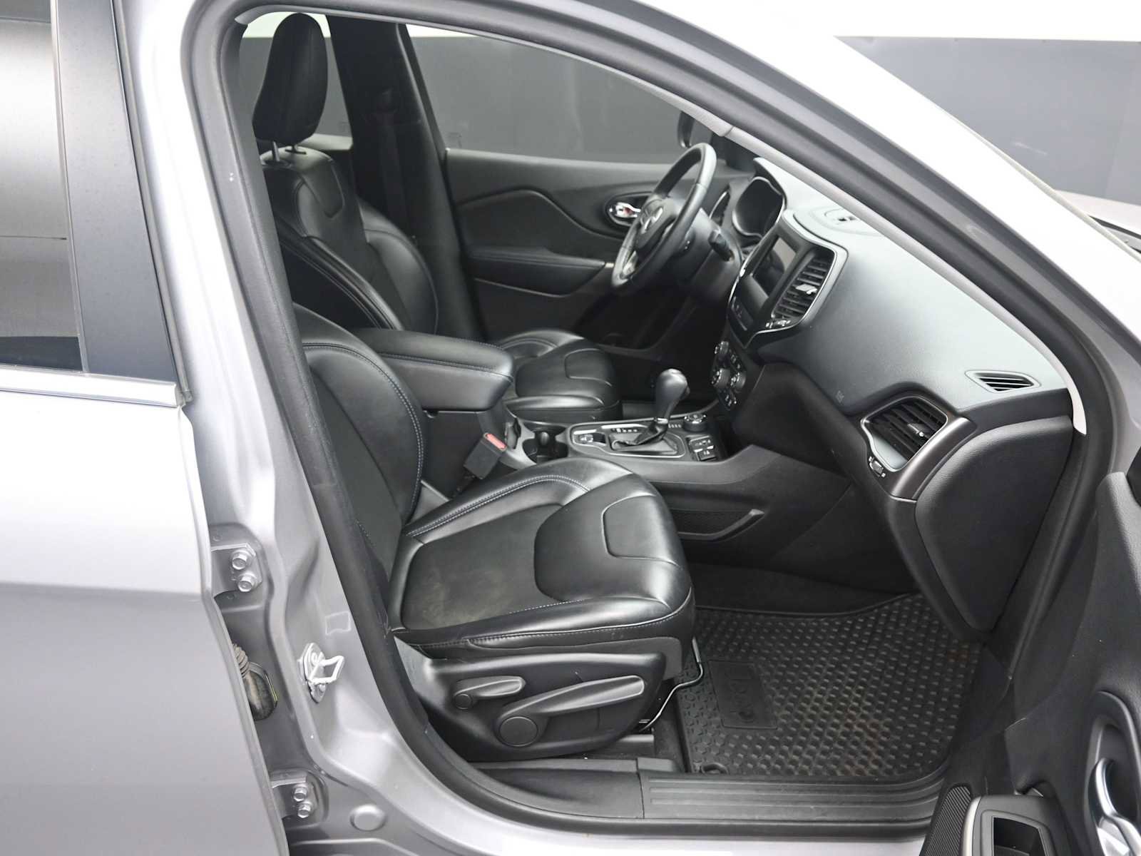 Used 2019 Jeep Cherokee Latitude Plus w/ Comfort/Convenience Group image 12