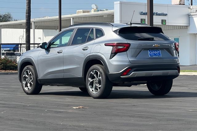 Used 2025 Chevrolet Trax LT w/ LT Convenience Package image 6