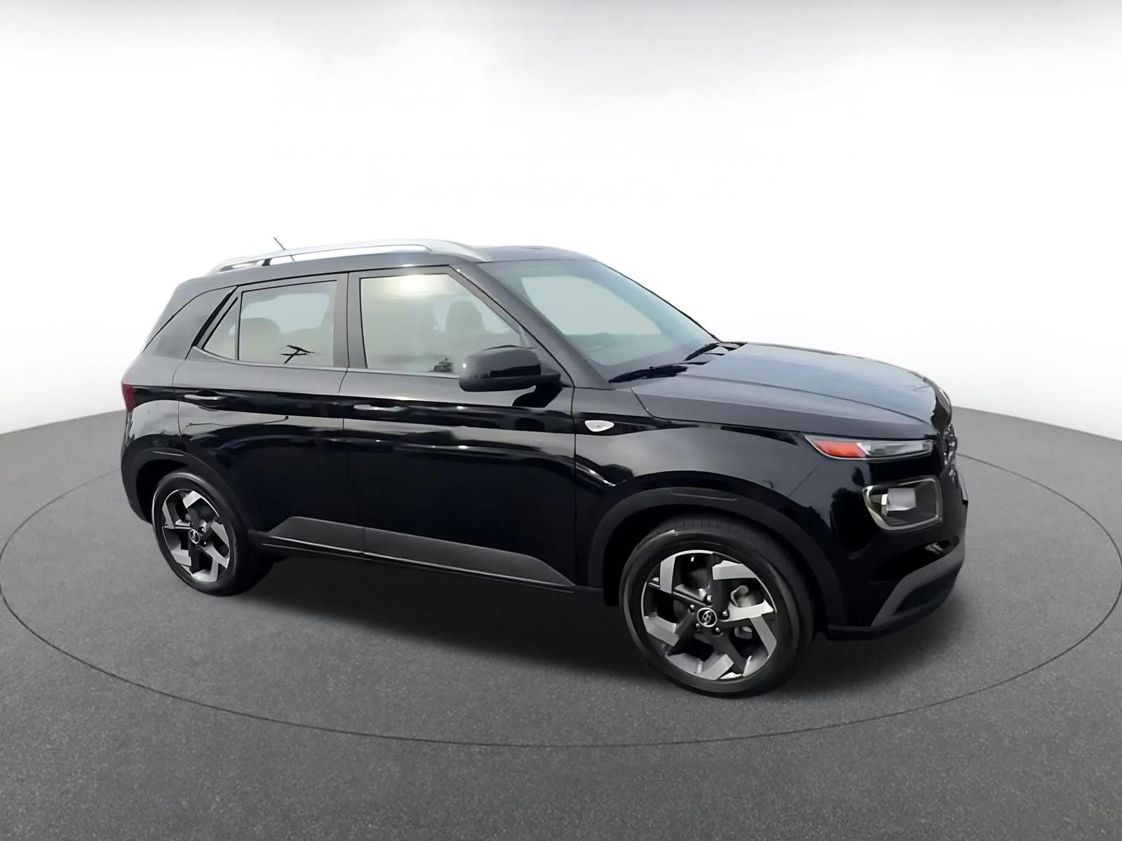 Used 2025 Hyundai Venue SEL image 2